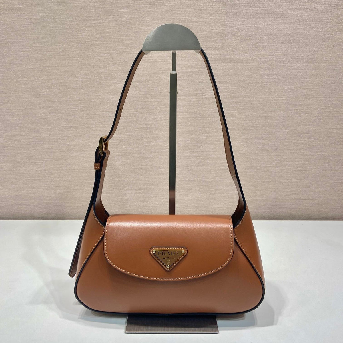 FLAP BAG 25 IN CINNAMON BROWN SMOOTH CALFSKIN TRIANGLE LOGO