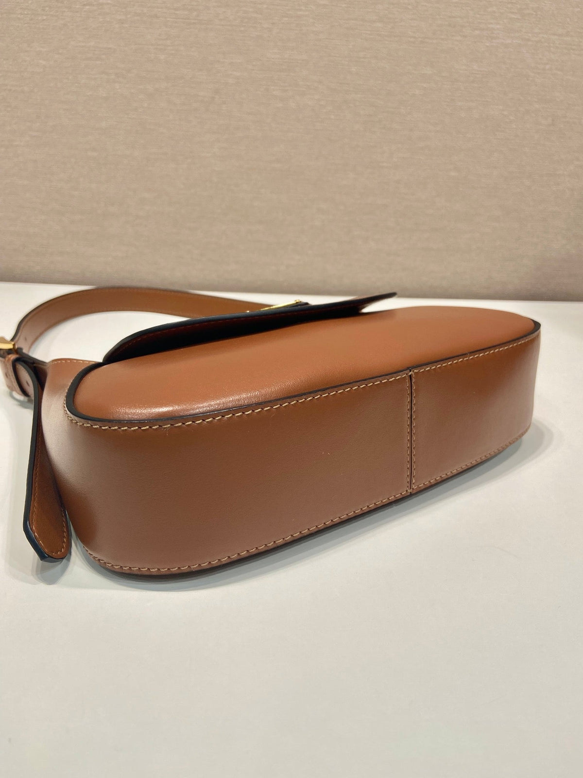 FLAP BAG 25 IN CINNAMON BROWN SMOOTH CALFSKIN TRIANGLE LOGO