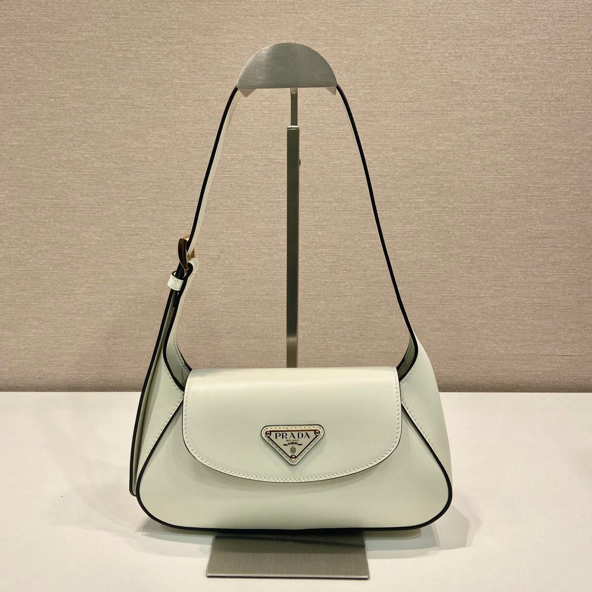 FLAP BAG 25 IN WHITE SMOOTH CALFSKIN TRIANGLE LOGO