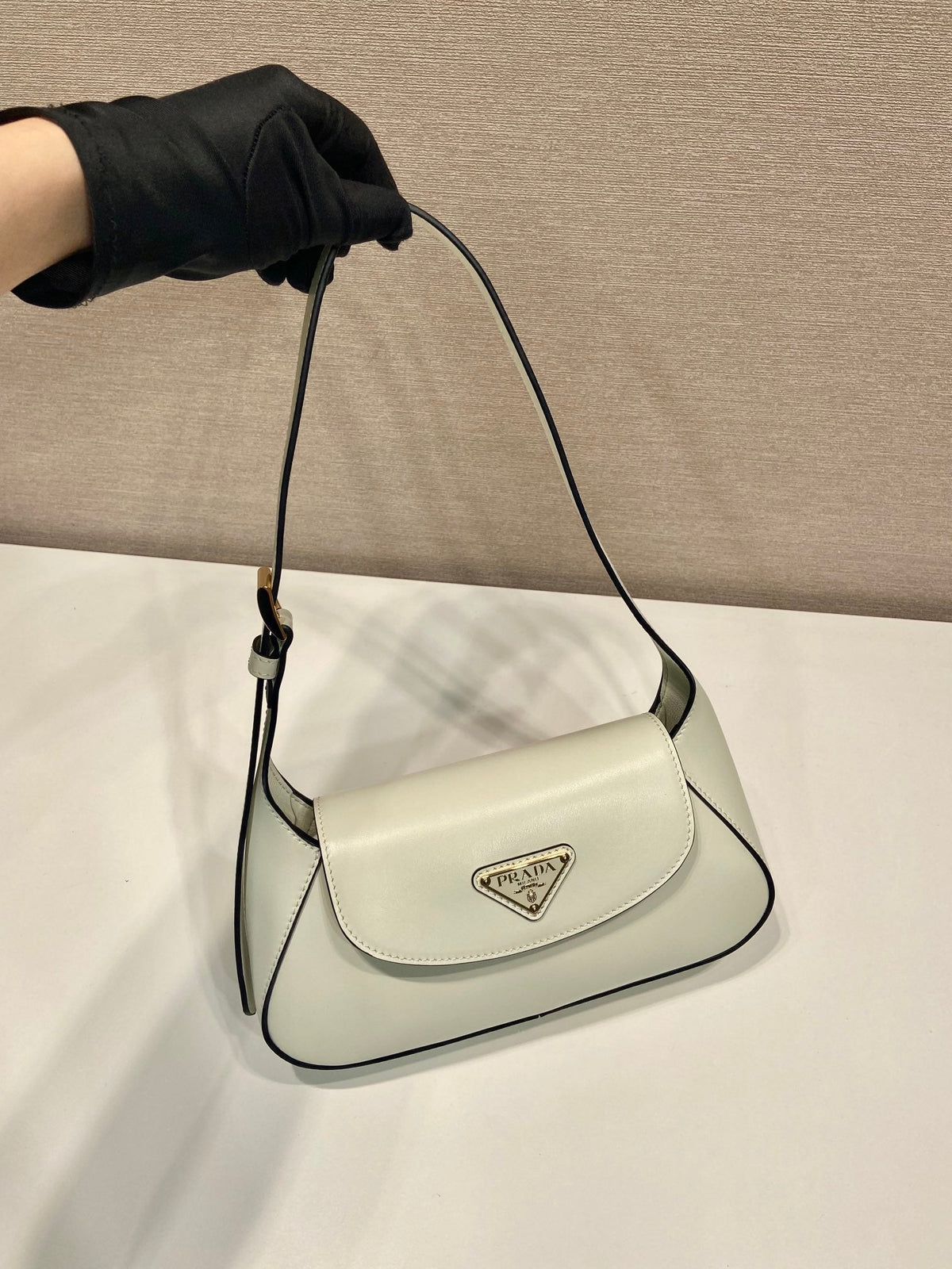 FLAP BAG 25 IN WHITE SMOOTH CALFSKIN TRIANGLE LOGO