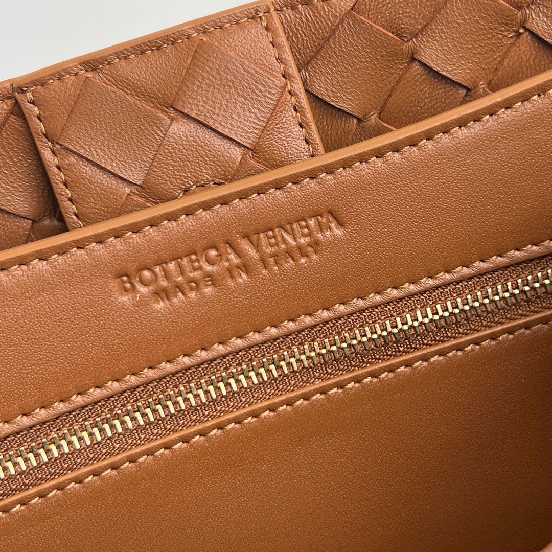 LARGE ANDIAMO 32 IN BURNT ORANGE LAMBSKIN