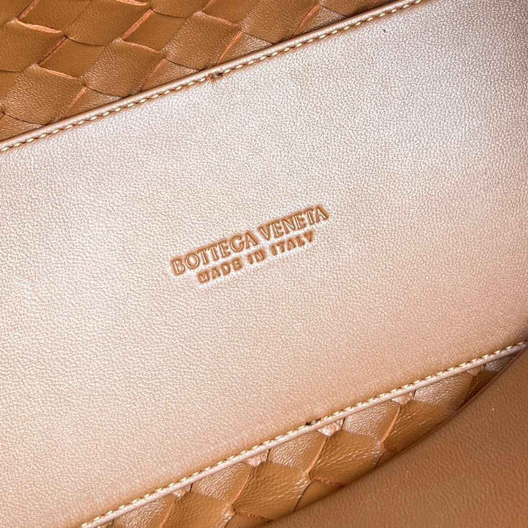 LARGE ANDIAMO 32 IN BURNT ORANGE LAMBSKIN
