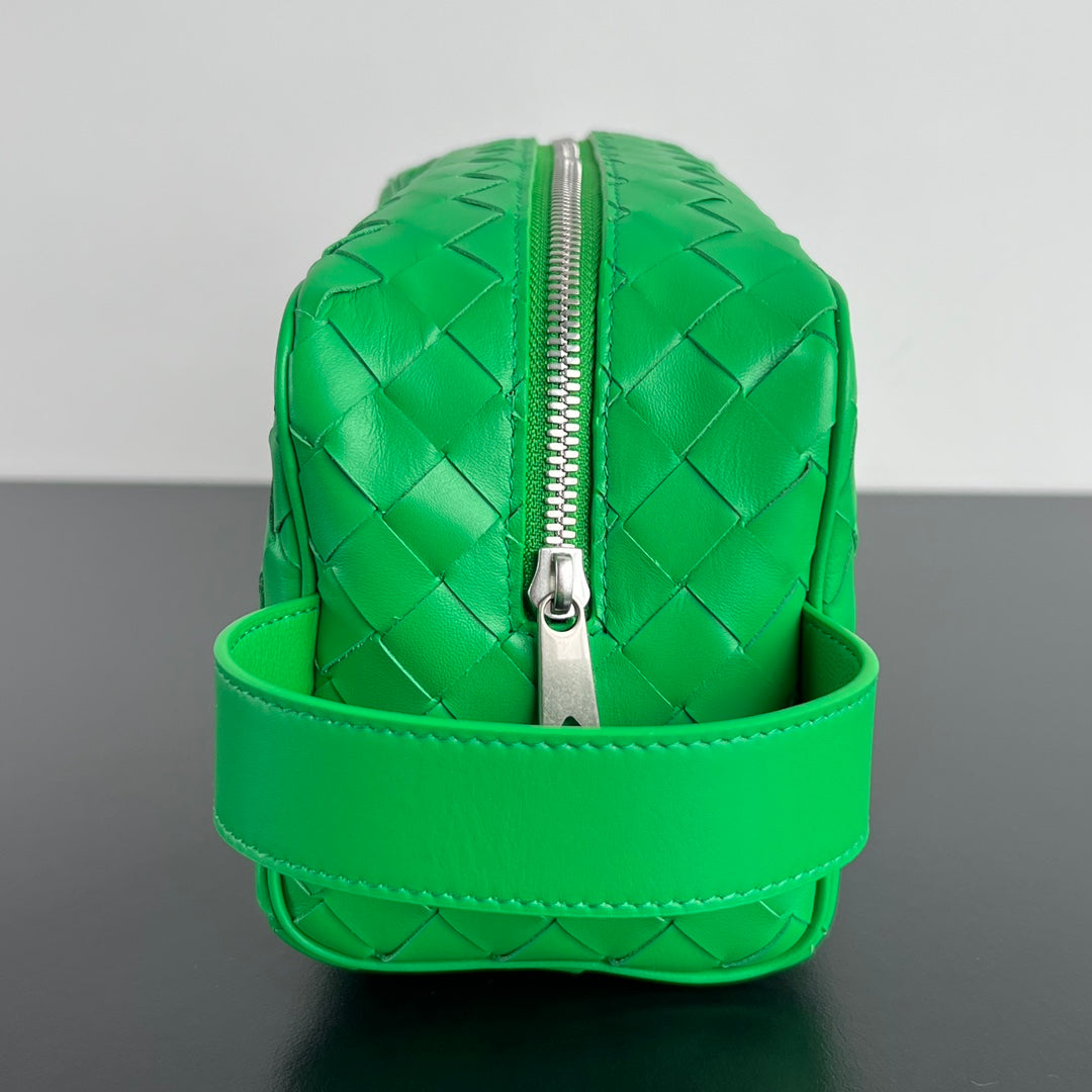INTRECCIATO CLUTCH 26 IN MALACHITE GREEN CALFSKIN
