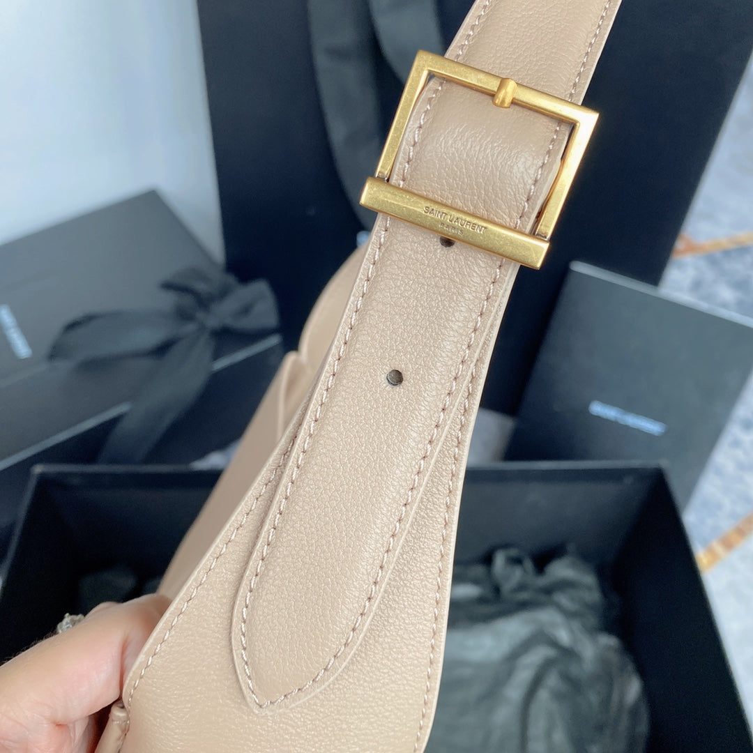 LE 5 À 7 SMALL SUPPLE 23 IN BEIGE LAMBSKIN GOLD BUCKLE