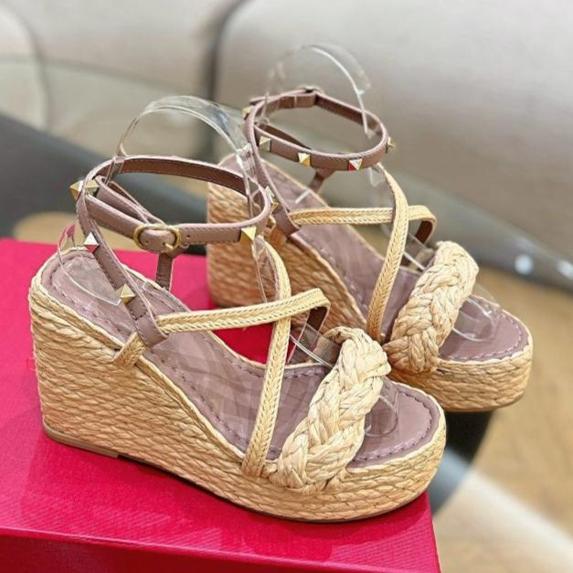 GARAVANI ROCKSTUD WEDGE SANDALS IN ROSY BROWN CALFSKIN AND BEIGE RAFFIA