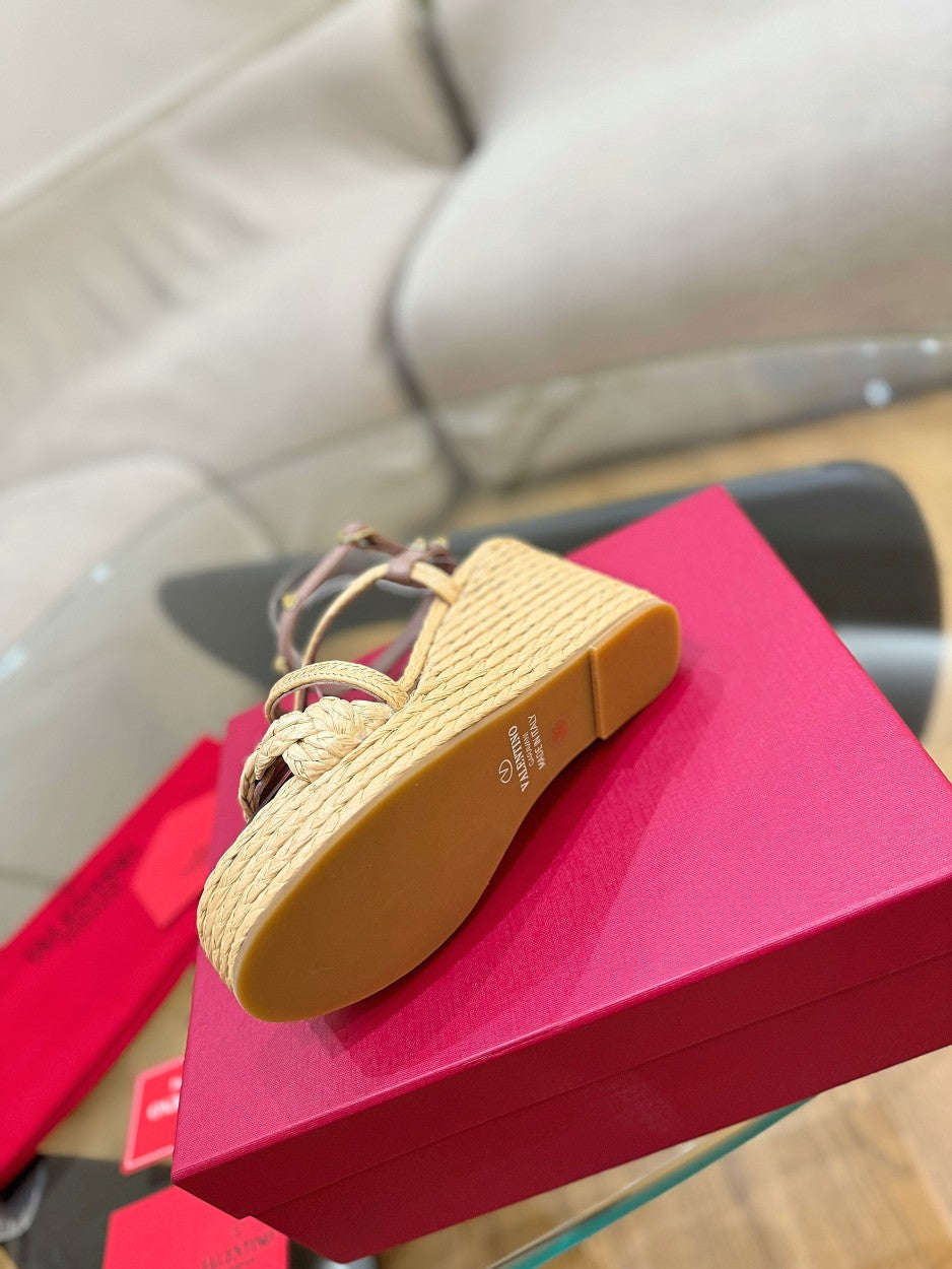 GARAVANI ROCKSTUD WEDGE SANDALS IN ROSY BROWN CALFSKIN AND BEIGE RAFFIA