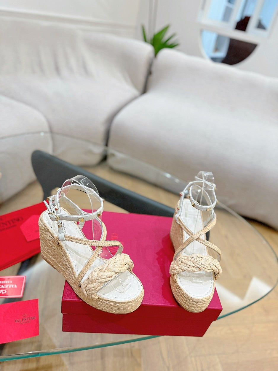 GARAVANI ROCKSTUD WEDGE SANDALS IN WHITE CALFSKIN AND BEIGE RAFFIA
