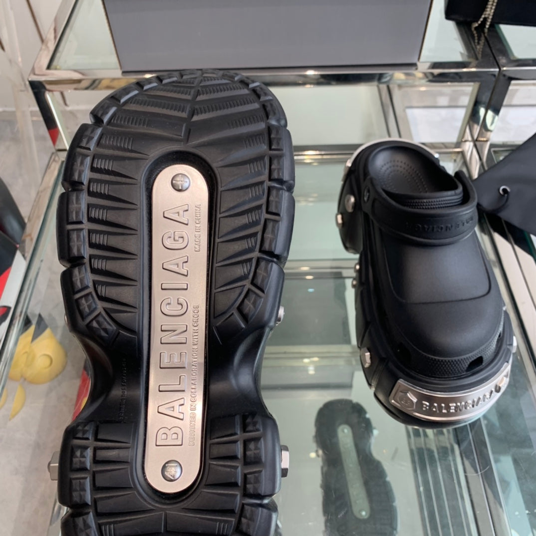HARDCROCS MULES IN BLACK RUBBER