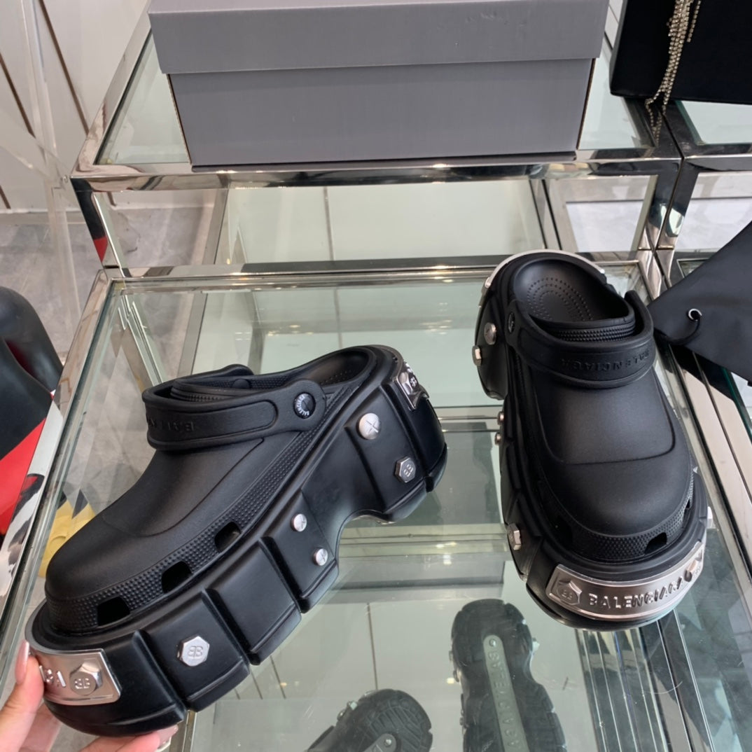 HARDCROCS MULES IN BLACK RUBBER
