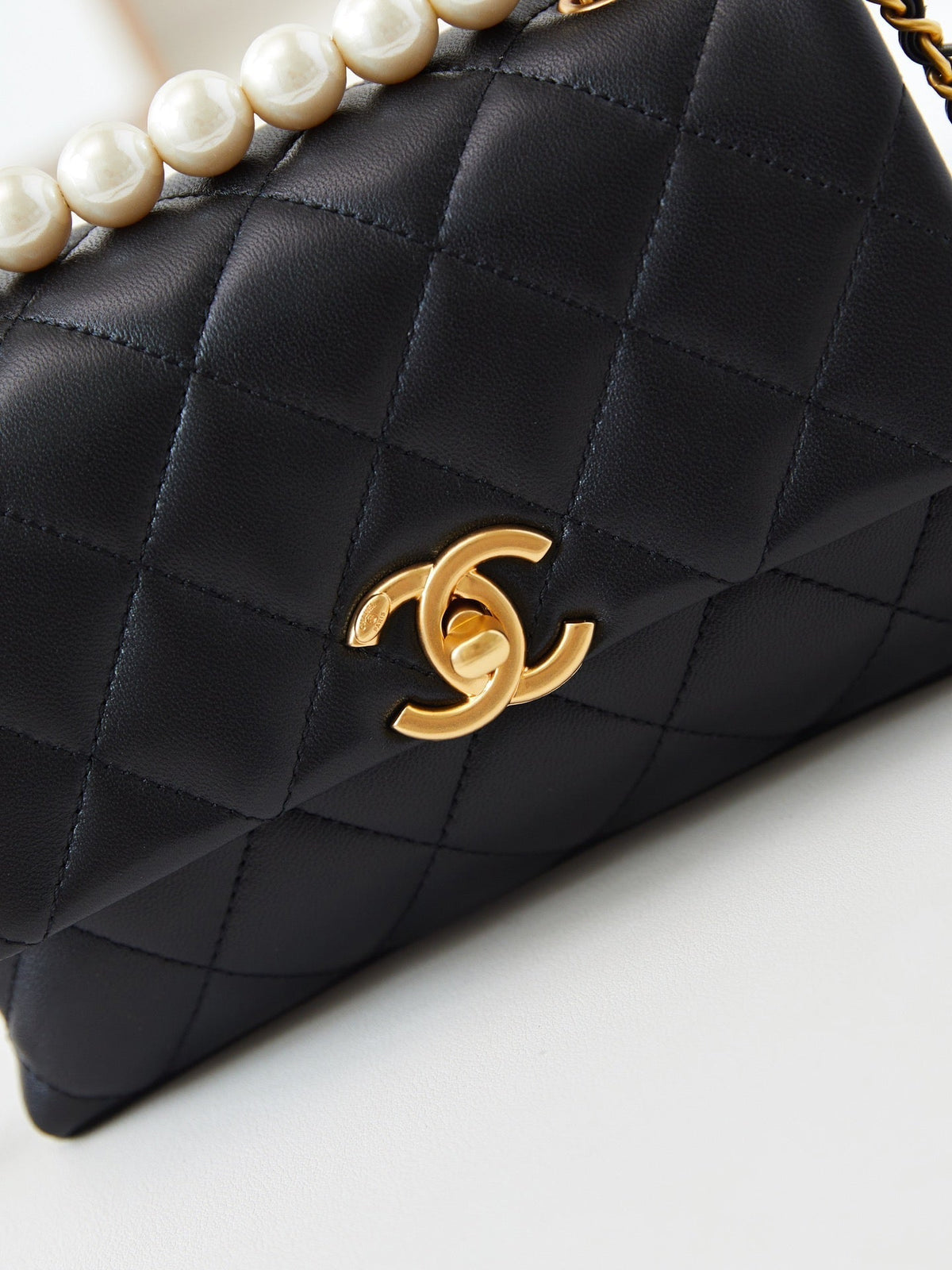 PEARL ATTACHED FLAP BAG 19 IN BLACK QUILTED LAMBSKIN GOLD HARDWARE
