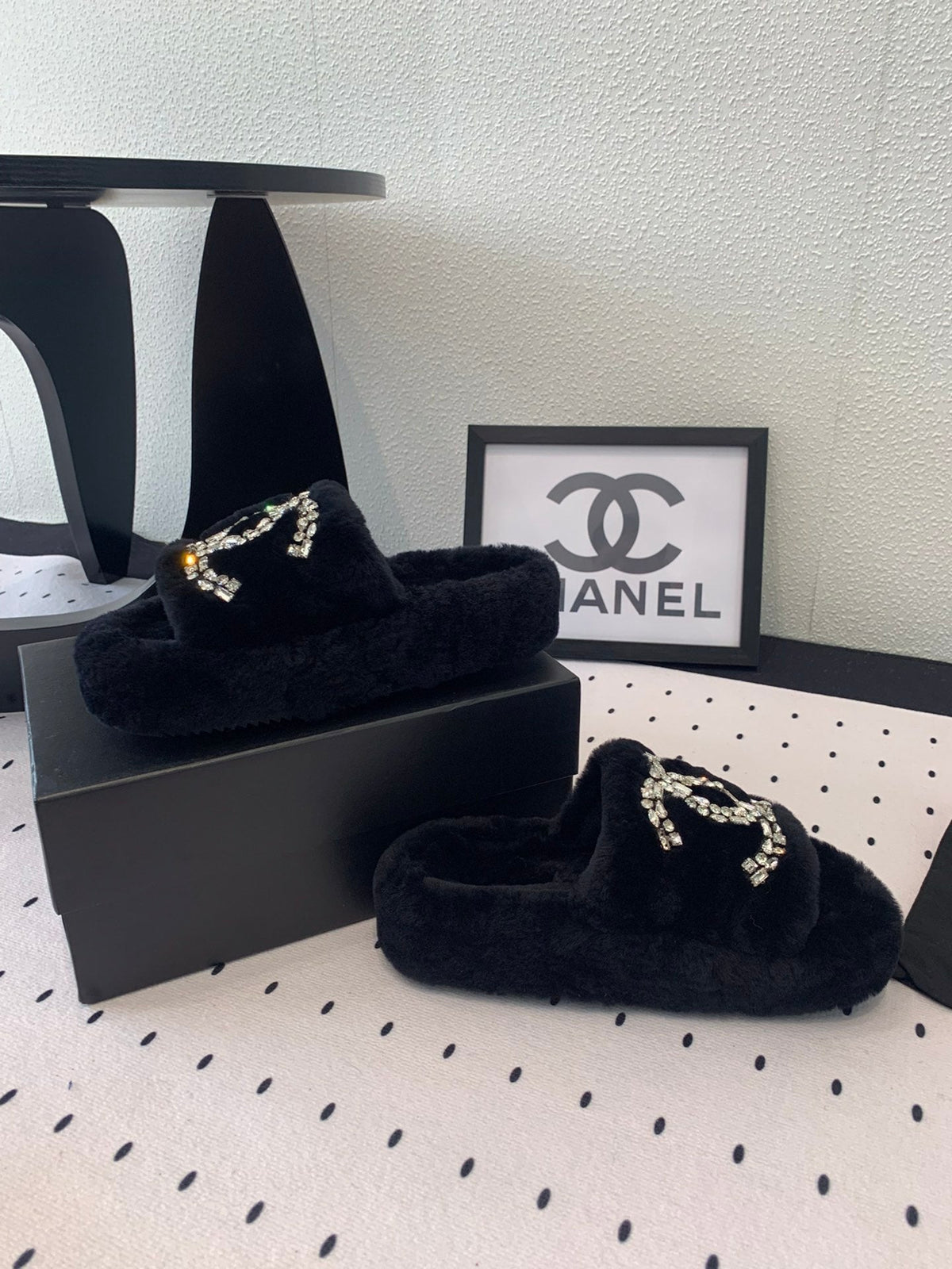 THICK-SOLED SLIPPERS IN BLACK SHEEP WOOL