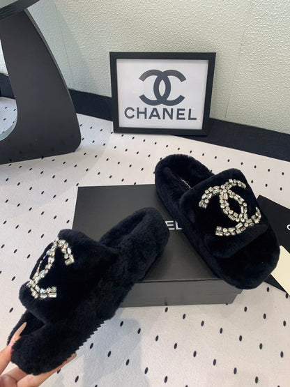 THICK-SOLED SLIPPERS IN BLACK SHEEP WOOL