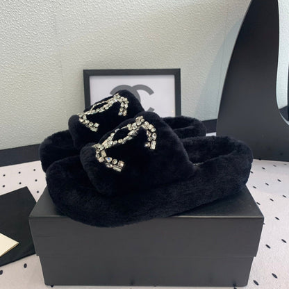 THICK-SOLED SLIPPERS IN BLACK SHEEP WOOL