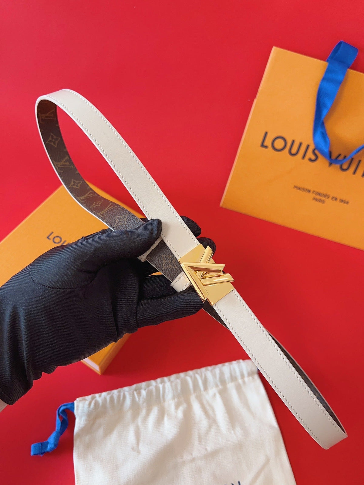 LV GO-14 20MM BELT IN WHITE CALFSKIN GOLD HARDWARE