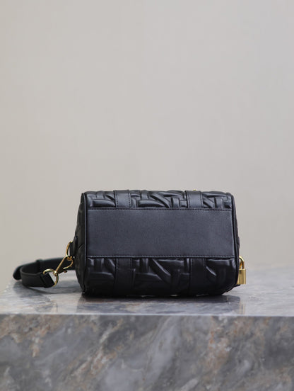 MEDIUM GROOVE BAG 20 IN BLACK MACROCANNAGE CALFSKIN WITH GOLD HARDWARE