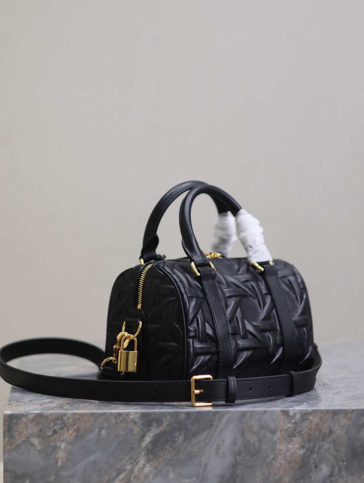 MEDIUM GROOVE BAG 20 IN BLACK MACROCANNAGE CALFSKIN WITH GOLD HARDWARE