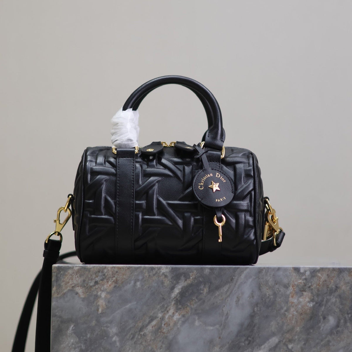 MEDIUM GROOVE BAG 20 IN BLACK MACROCANNAGE CALFSKIN WITH GOLD HARDWARE
