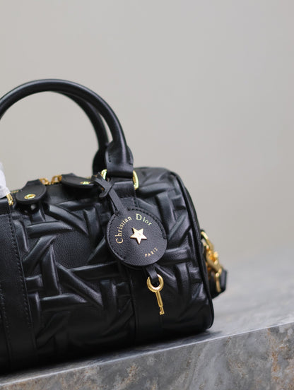 MEDIUM GROOVE BAG 20 IN BLACK MACROCANNAGE CALFSKIN WITH GOLD HARDWARE