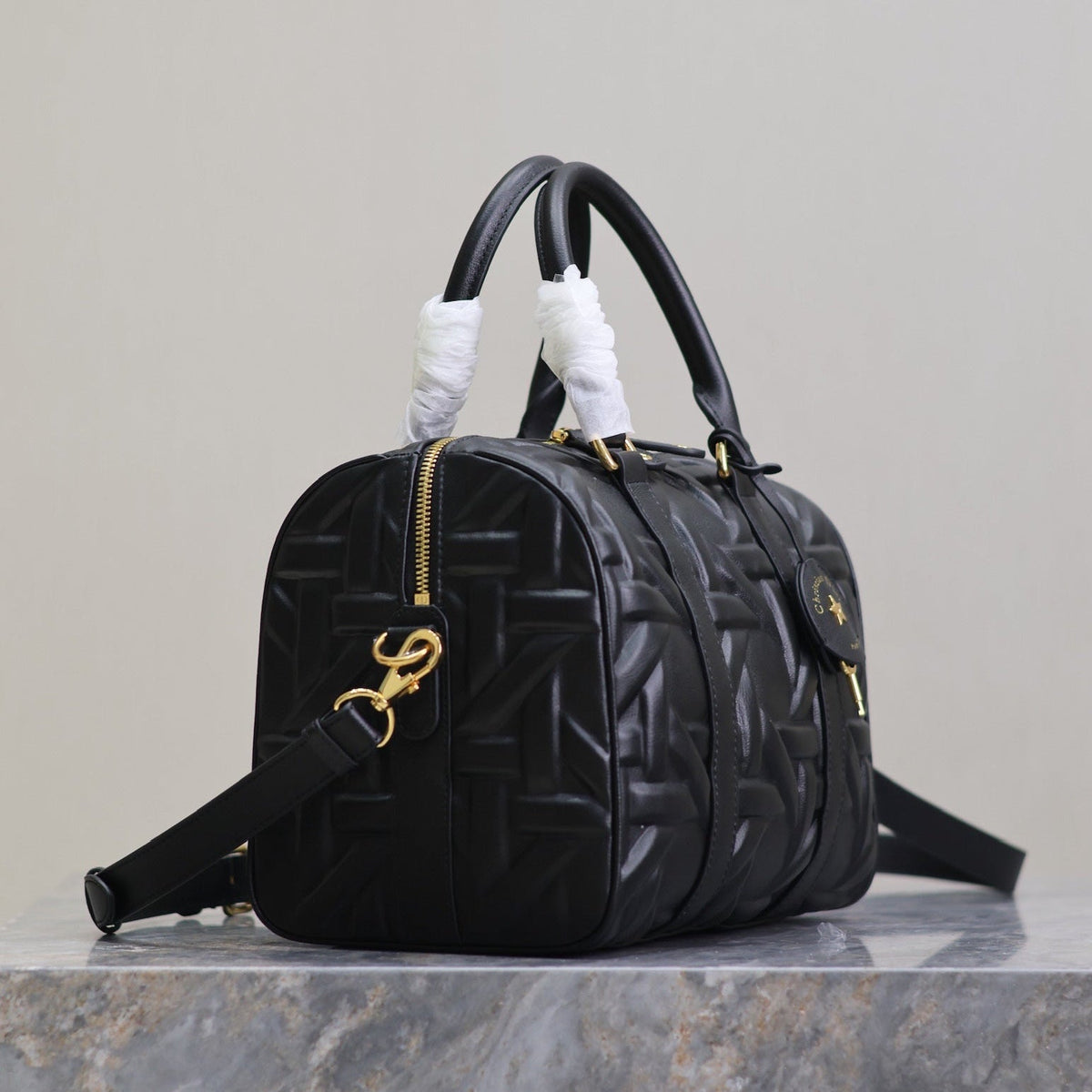 GROOVE BAG 25 IN BLACK MACROCANNAGE CALFSKIN WITH GOLD HARDWARE