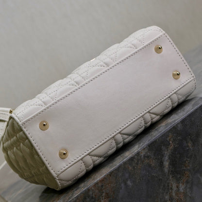 LADY BAG 20 IN WHITE QUILTED MACROCANNAGE CALFSKIN BLACK STRAP