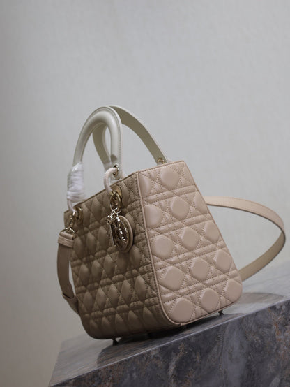 MEDIUM LADY BAG 24 IN POWDER BEIGE QUILTED MACROCANNAGE CALFSKIN METAL CHARM