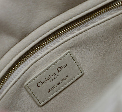 MEDIUM LADY BAG 24 IN POWDER BEIGE QUILTED MACROCANNAGE CALFSKIN METAL CHARM