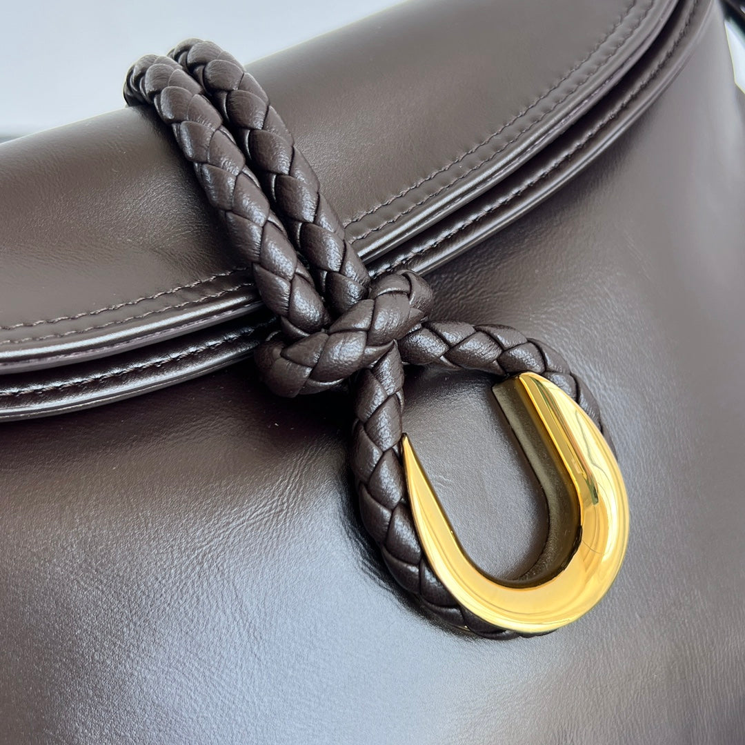 MEDIUM LIBERTA 30 IN CHOCOLATE SMOOTH CALFSKIN GOLD HARDWARE