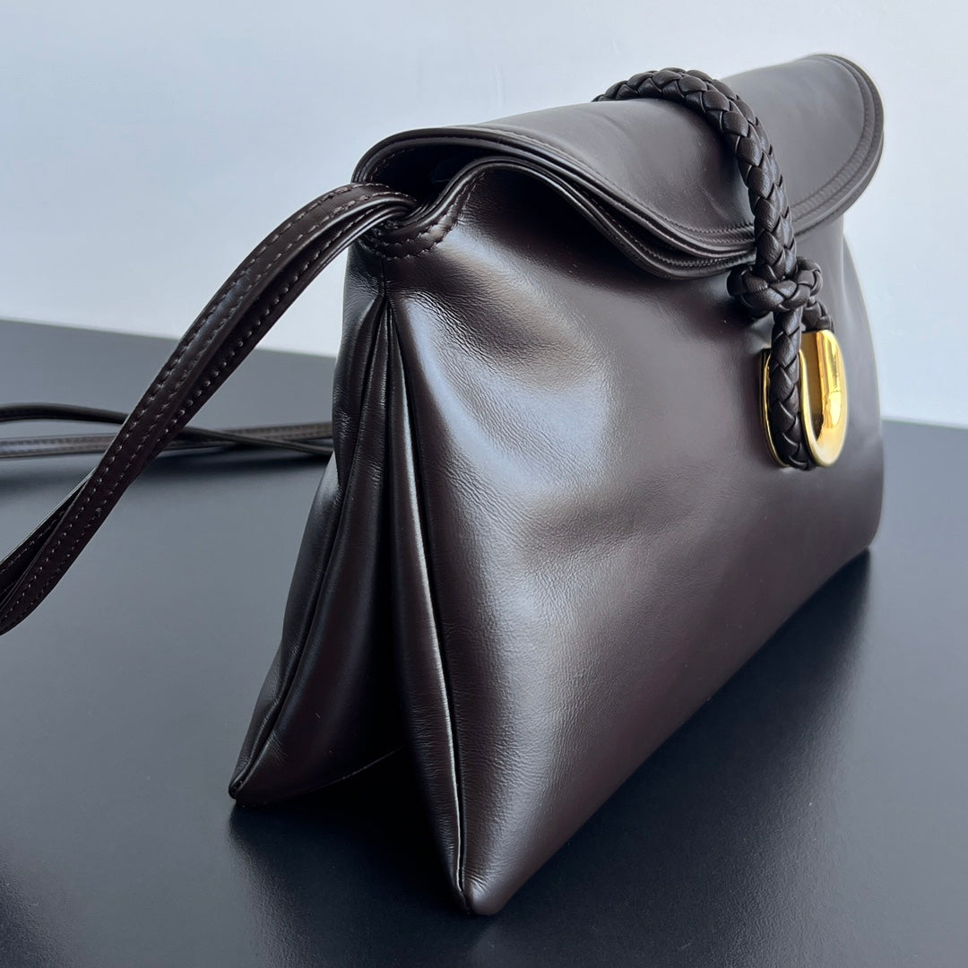 MEDIUM LIBERTA 30 IN CHOCOLATE SMOOTH CALFSKIN GOLD HARDWARE