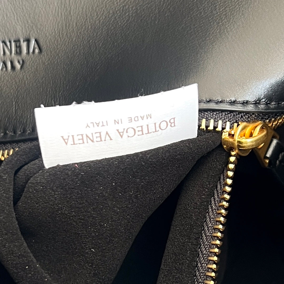 MEDIUM LIBERTA 30 IN BLACK SMOOTH CALFSKIN GOLD HARDWARE