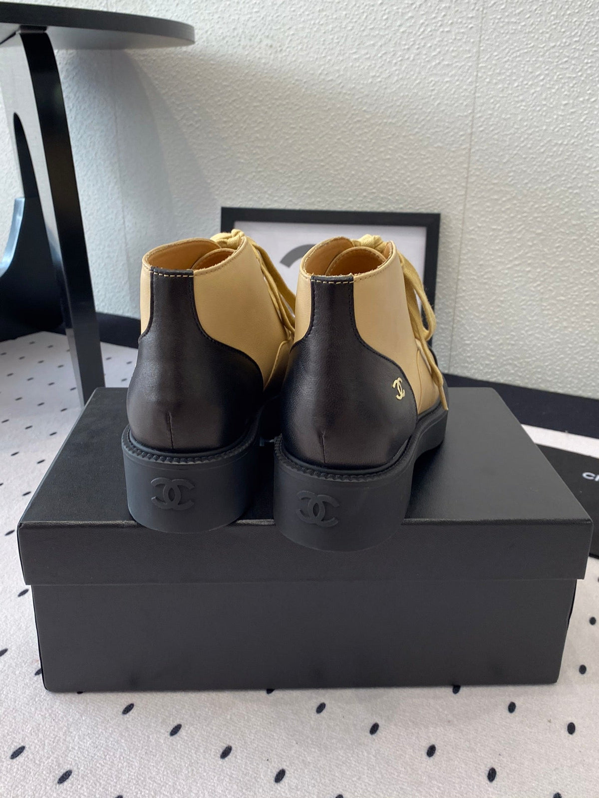 LOW-CUT BOOTS IN SAND YELLOW MIX BLACK CALFSKIN
