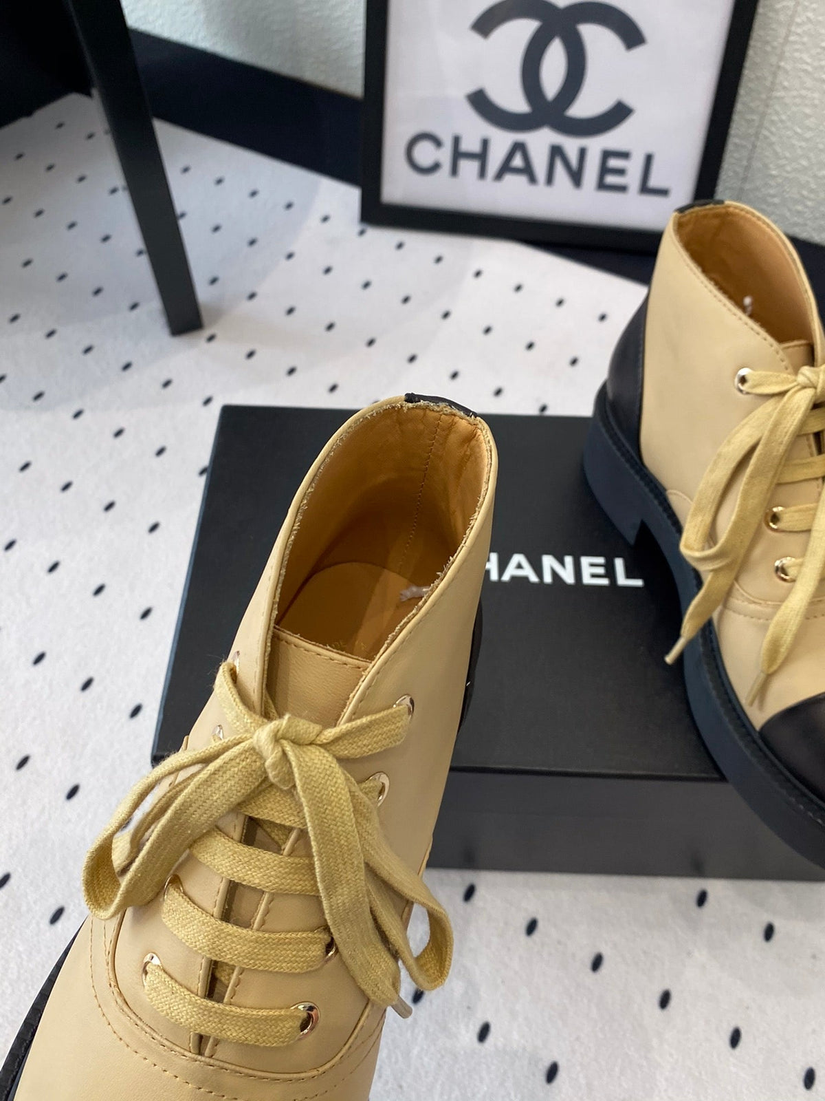 LOW-CUT BOOTS IN SAND YELLOW MIX BLACK CALFSKIN