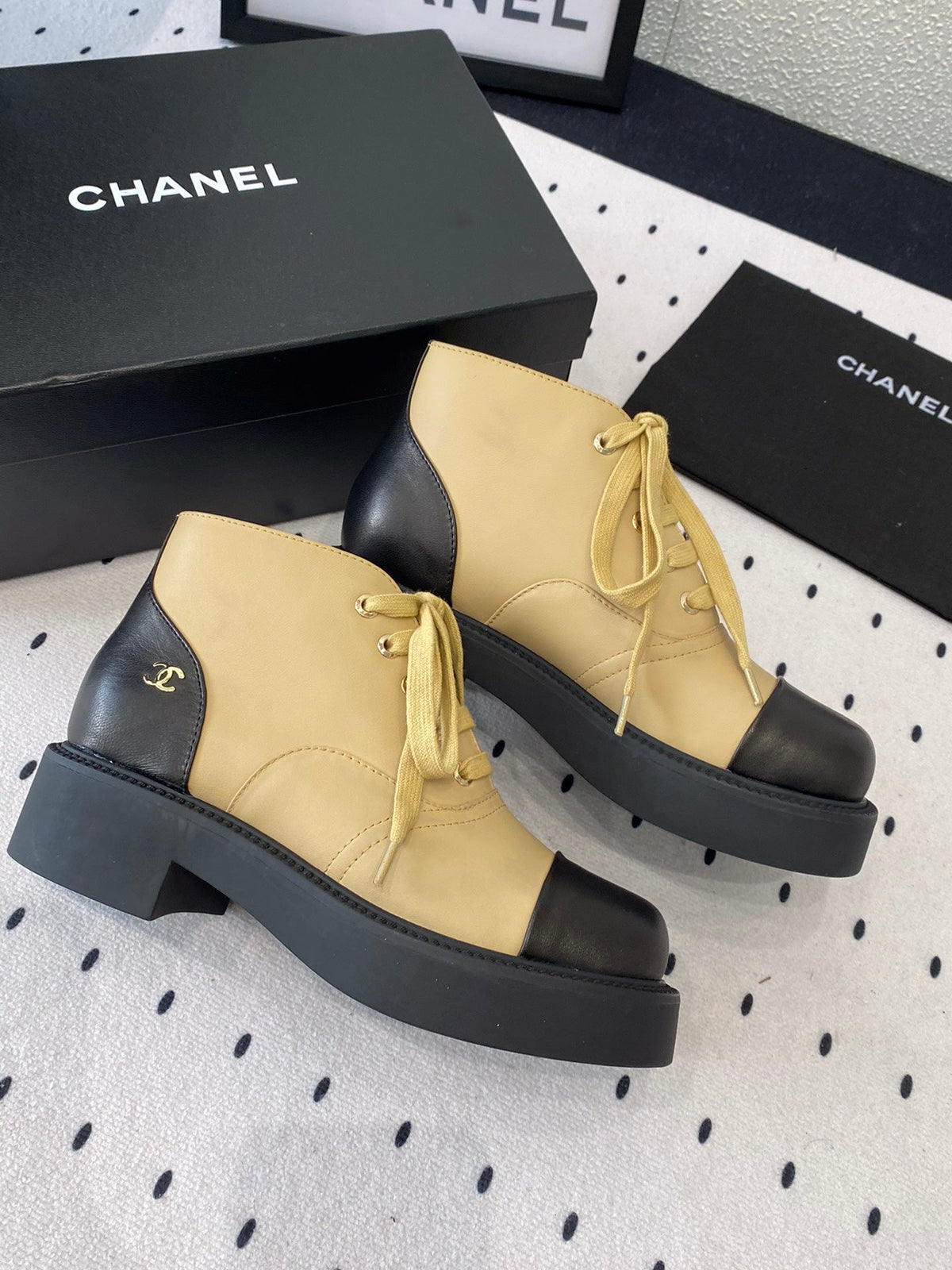 LOW-CUT BOOTS IN SAND YELLOW MIX BLACK CALFSKIN