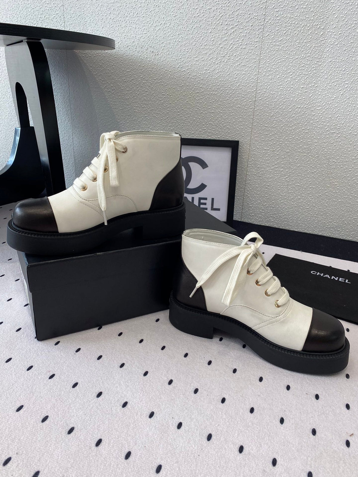 LOW-CUT BOOTS IN BLACK MIX WHITE CALFSKIN