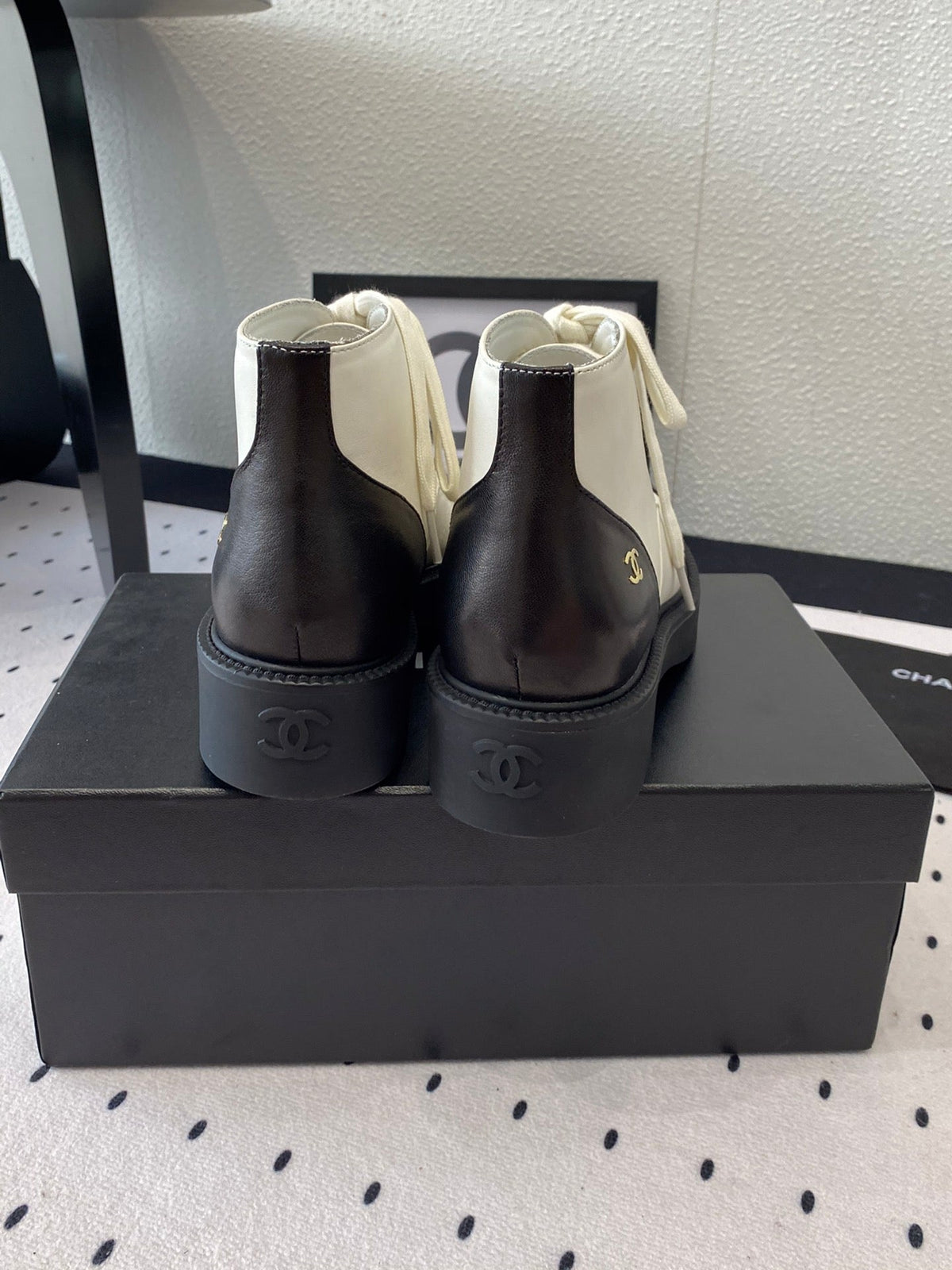LOW-CUT BOOTS IN BLACK MIX WHITE CALFSKIN