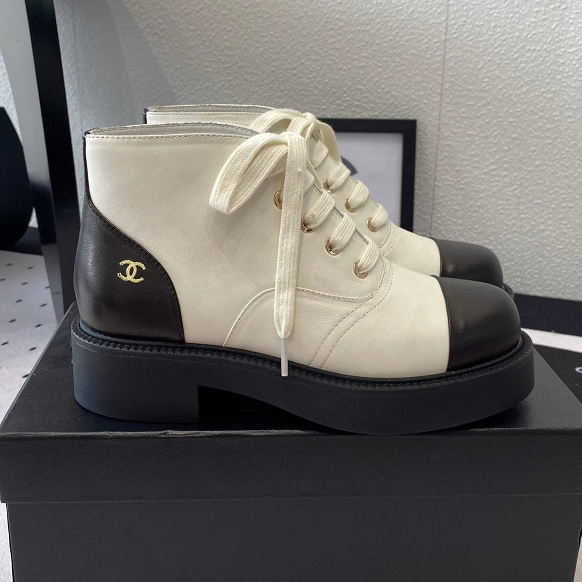 LOW-CUT BOOTS IN BLACK MIX WHITE CALFSKIN