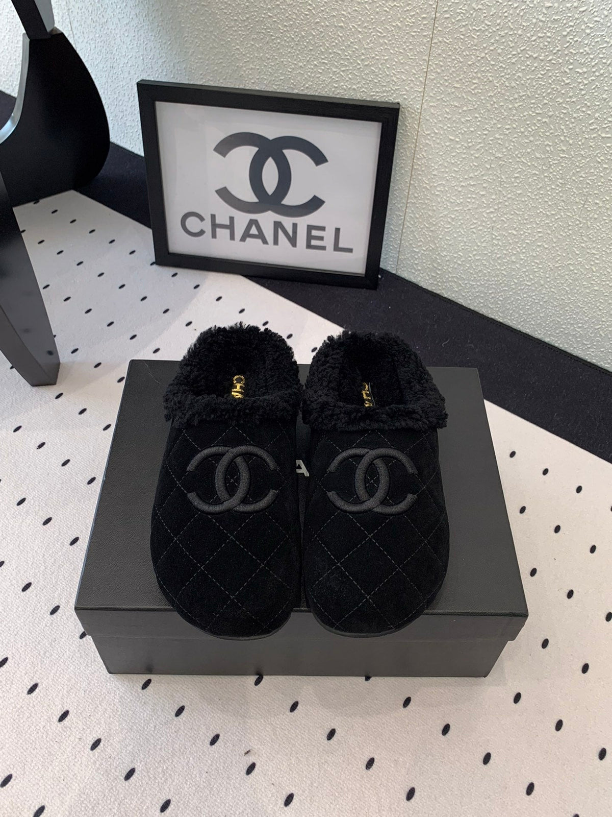 FLAT MULE IN BLACK SUEDE AND LAMB FUR LINING