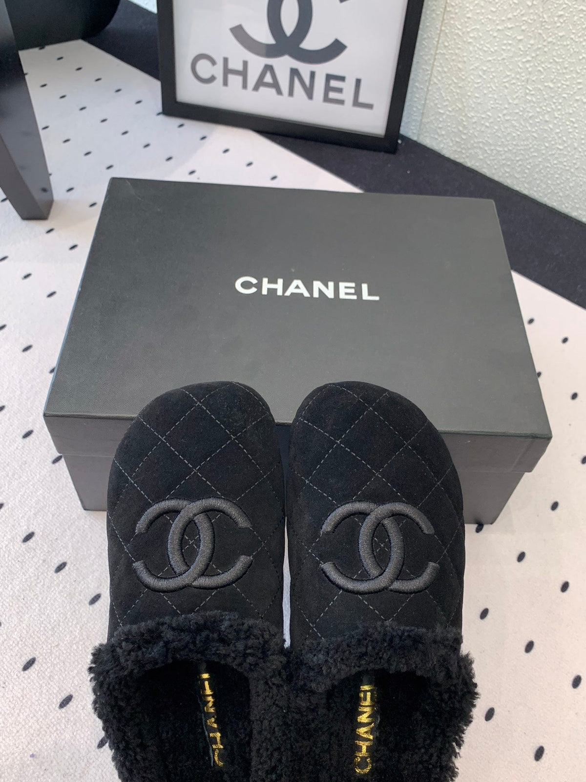 FLAT MULE IN BLACK SUEDE AND LAMB FUR LINING