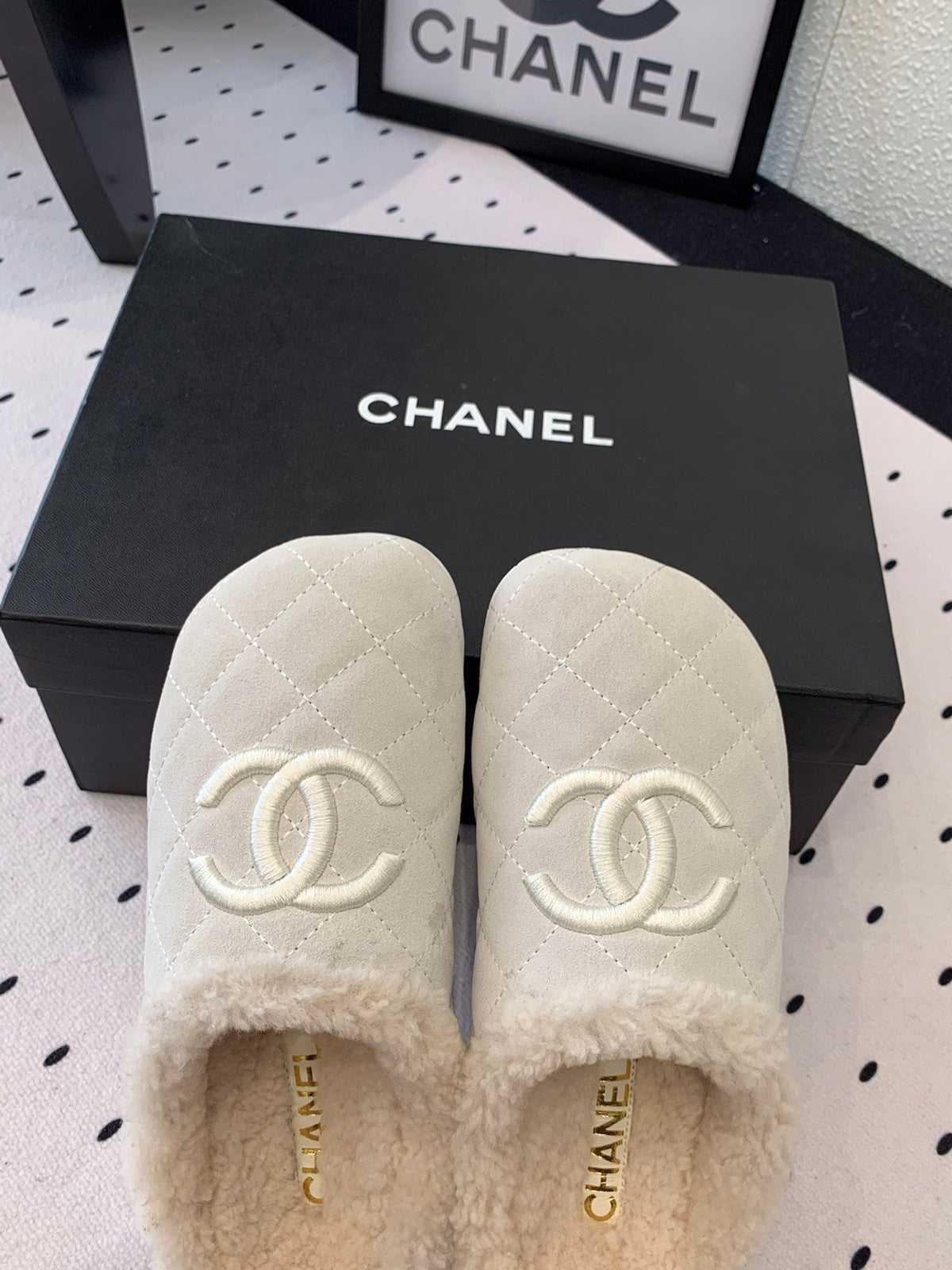 FLAT MULE IN BEIGE SUEDE AND LAMB FUR LINING
