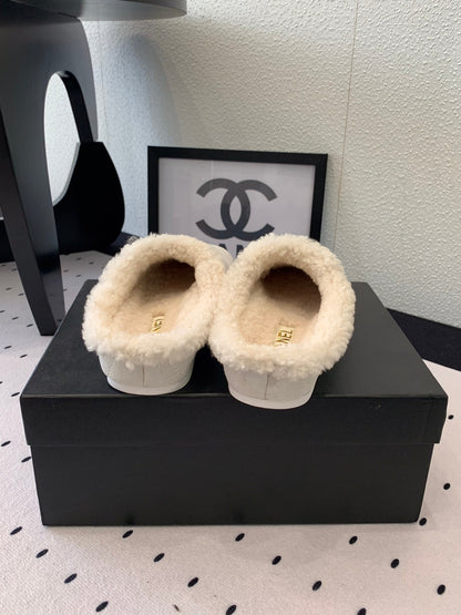 FLAT MULE IN BEIGE SUEDE AND LAMB FUR LINING