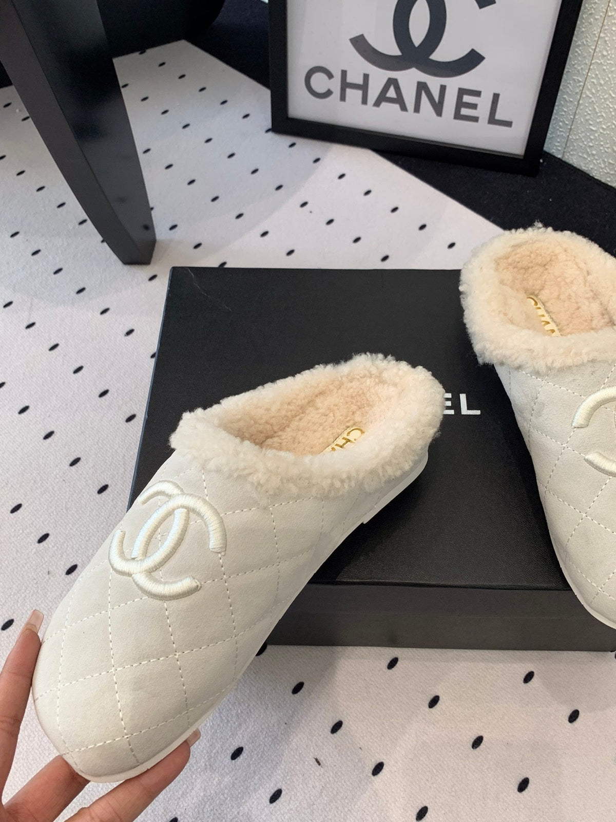 FLAT MULE IN BEIGE SUEDE AND LAMB FUR LINING