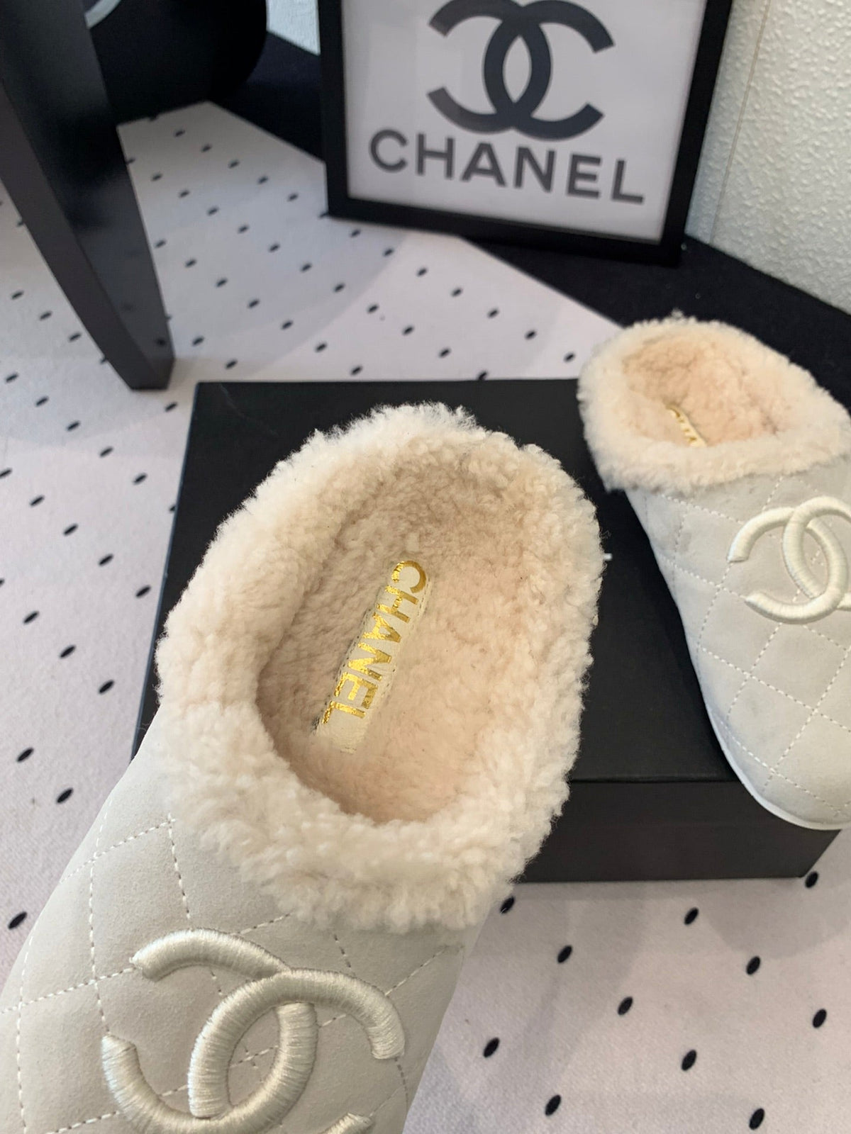FLAT MULE IN BEIGE SUEDE AND LAMB FUR LINING