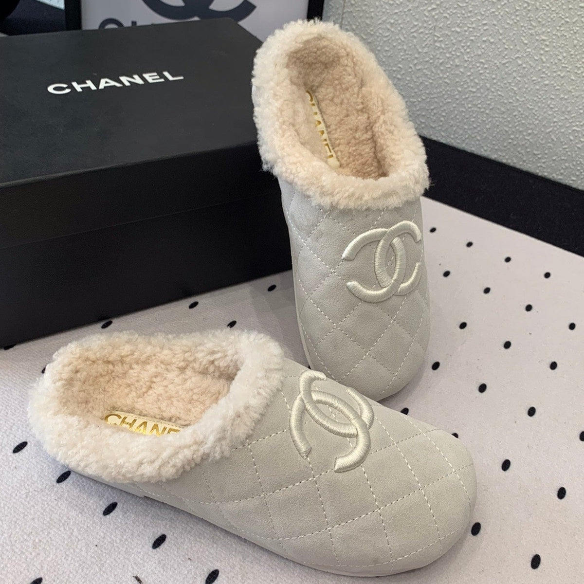 FLAT MULE IN BEIGE SUEDE AND LAMB FUR LINING