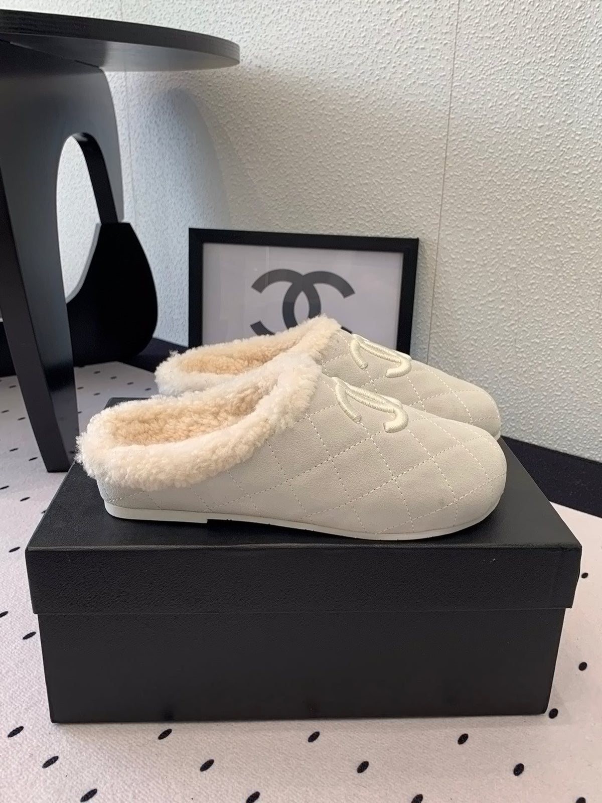FLAT MULE IN BEIGE SUEDE AND LAMB FUR LINING