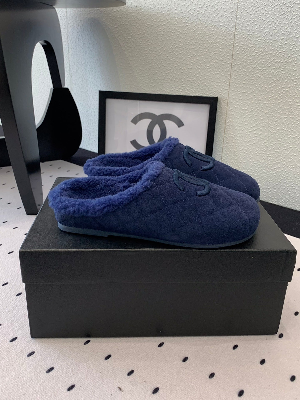 FLAT MULE IN NAVY BLUE SUEDE AND LAMB FUR LINING