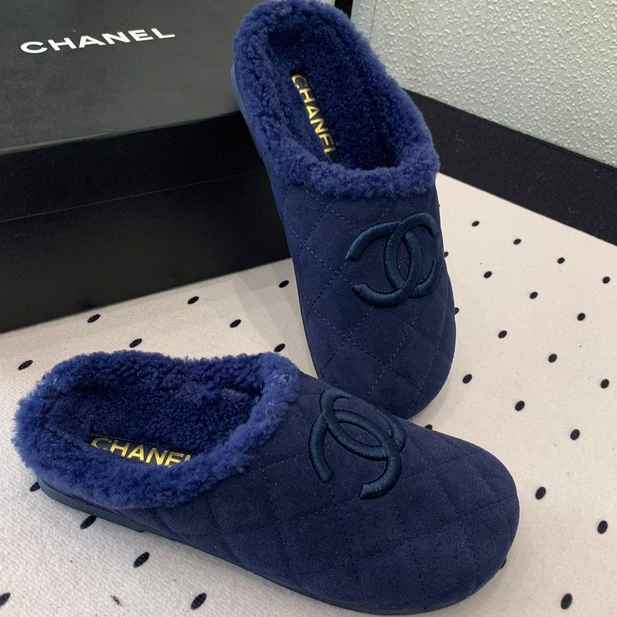 FLAT MULE IN NAVY BLUE SUEDE AND LAMB FUR LINING