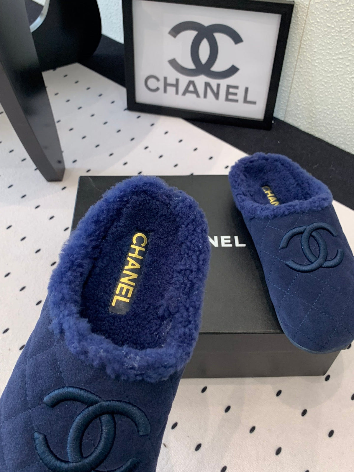 FLAT MULE IN NAVY BLUE SUEDE AND LAMB FUR LINING
