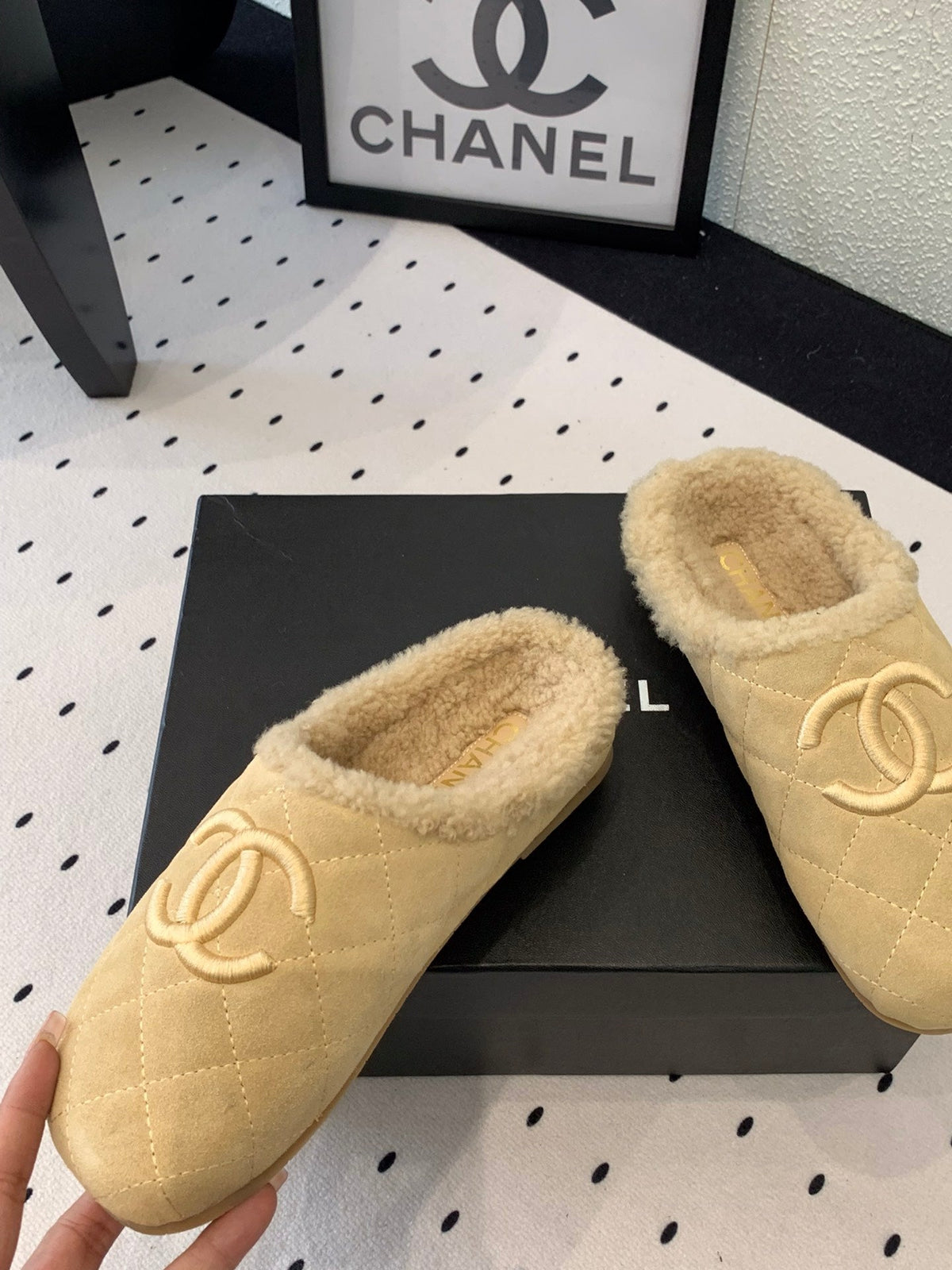 FLAT MULE IN TORTILLA BROWN SUEDE AND LAMB FUR LINING