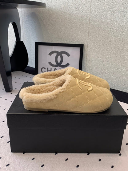 FLAT MULE IN TORTILLA BROWN SUEDE AND LAMB FUR LINING