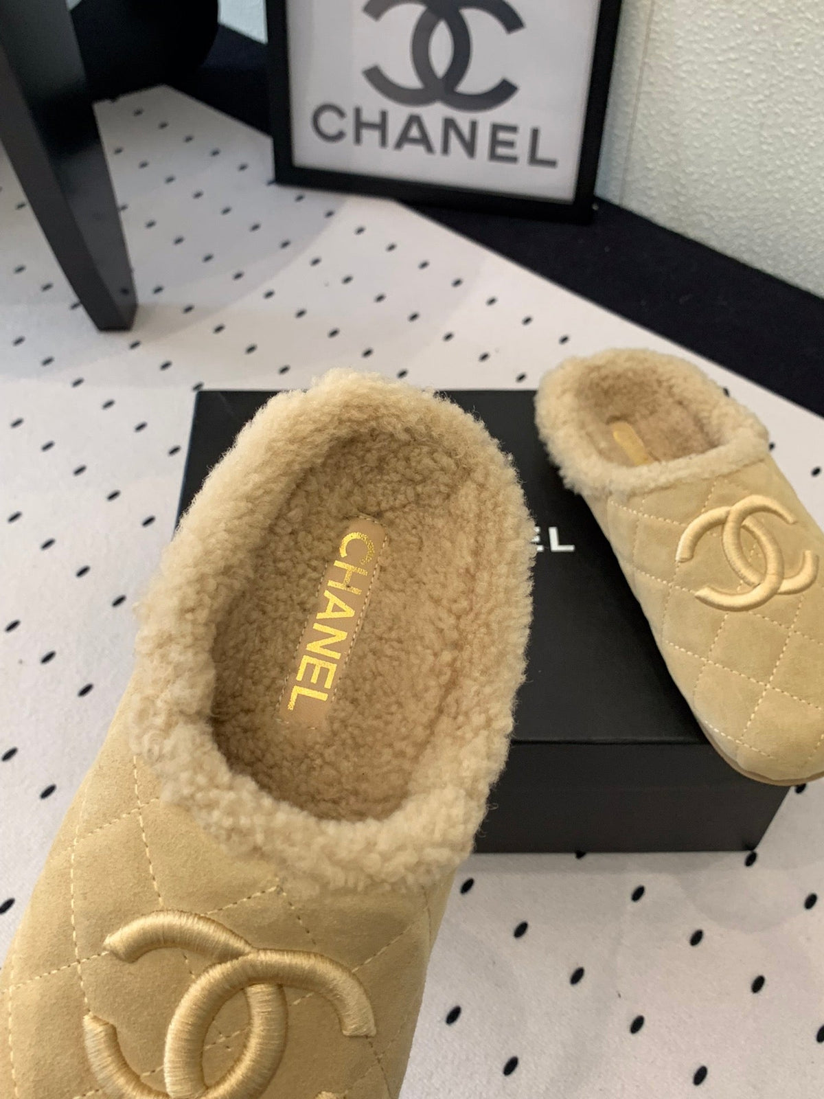 FLAT MULE IN TORTILLA BROWN SUEDE AND LAMB FUR LINING