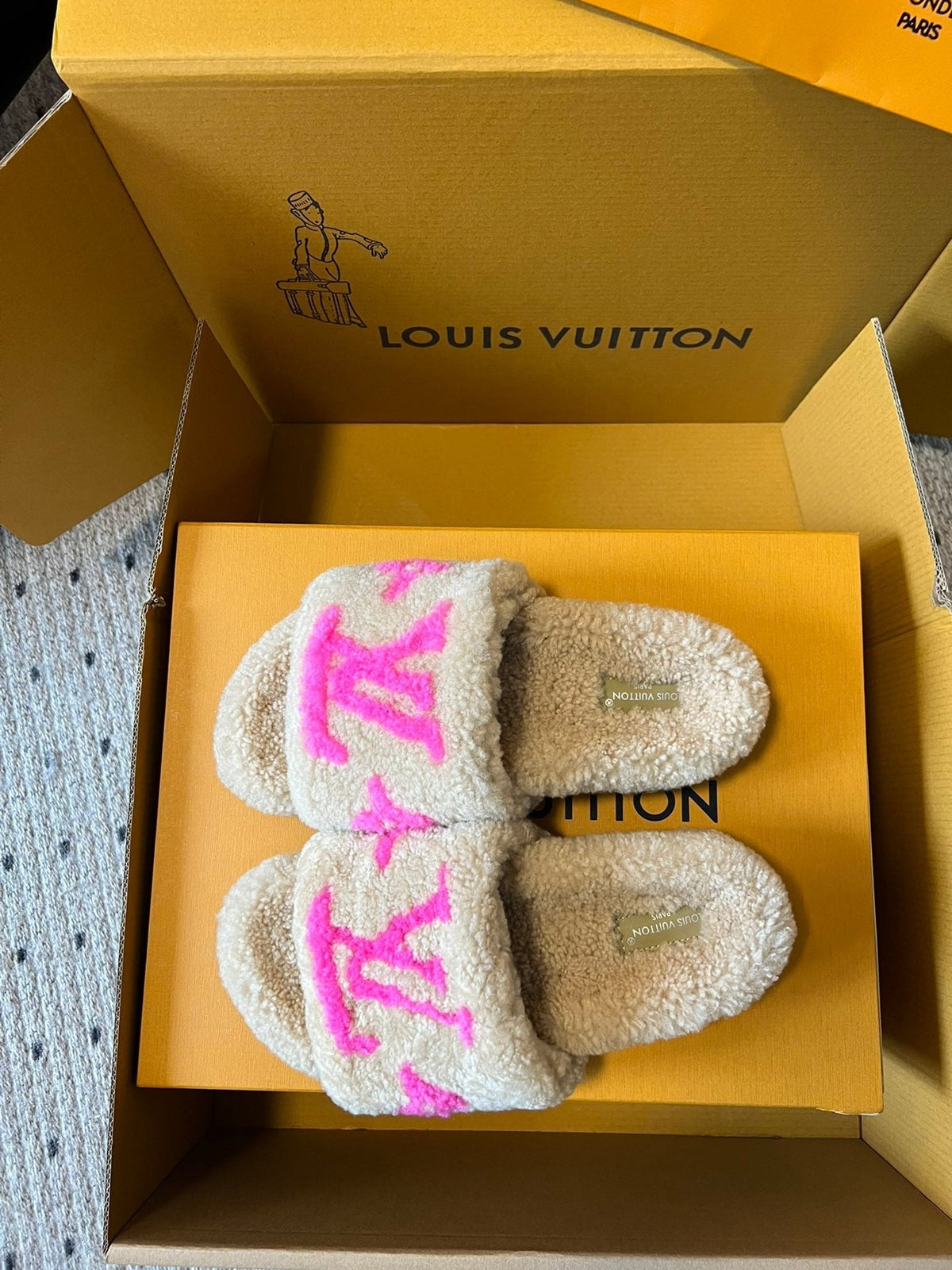 SLIPPER IN CAMEL BEIGE FLEECE WITH BRIGHT PINK LOGO